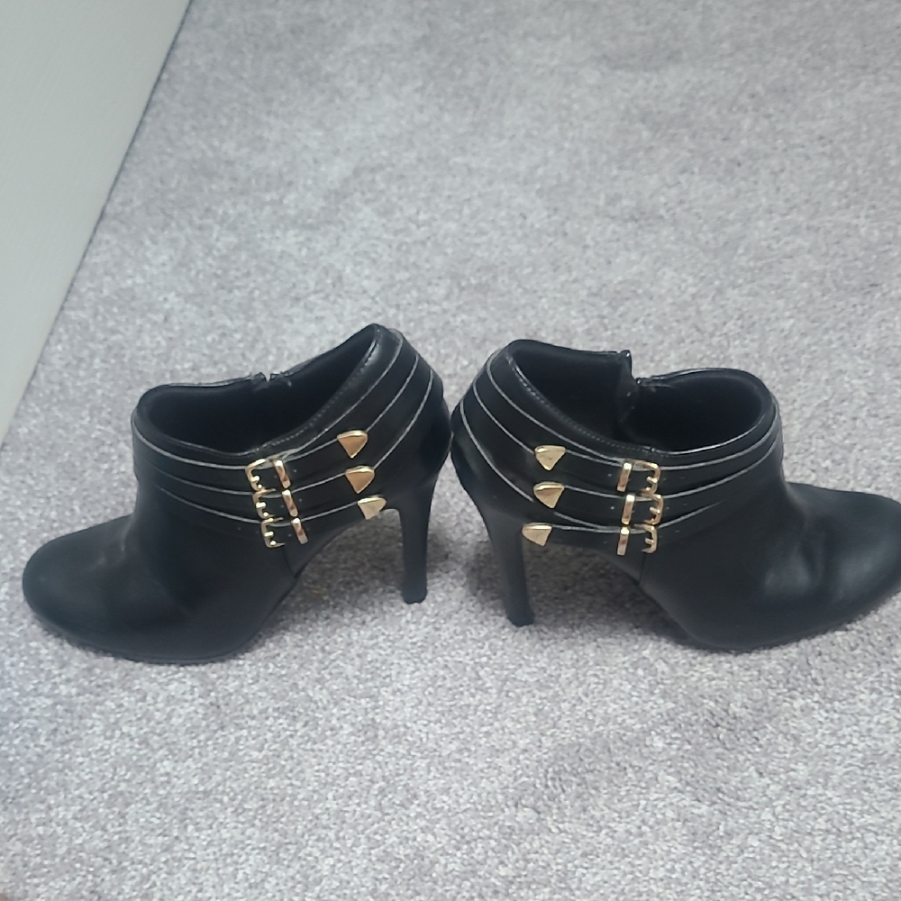FIONI Clothing Black and Gold Heeled Boots with Elegant Design